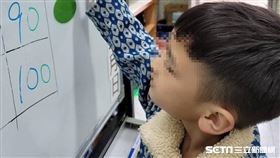 7歲的學童阿信（化名）最喜歡聽到有人稱讚自己「做得很好」，希望自己可以學習越來越棒。（圖／富邦慈善基金會提供）