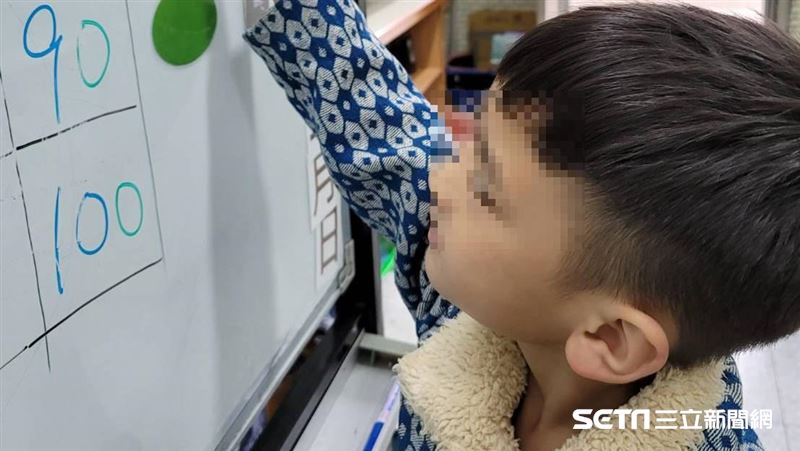 我要去上學！7歲阿信「穿妹學步鞋」跑步