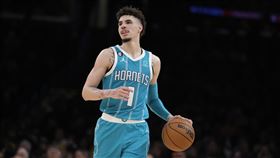 ▲「球三弟」鮑爾（LaMelo Ball）27分準大三元，黃蜂中止2連敗。（圖／美聯社／達志影像）