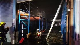 台中豐原工廠火警，4死2傷，消防隊搜救，塗料起火，施工，濃煙，工廠內部，夾層(圖／台中市消防局提供)