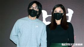 導演柯孟融與主播妻子宋燕旻現身記者會力挺老公。（記者邱榮吉/攝影）