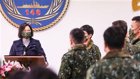 蔡總統：民眾服1年義務役　絕不是浪費時間義務役將於民國113年1月1日恢復為1年，總統蔡英文（左）30日到澎湖視導國軍部隊表示，當兵這1年，絕對不是浪費1年，而是用這1年時間在部隊中學習更多生存、作戰、救人的技能，讓自己更有能力守護家鄉、守護家人。中央社記者王騰毅攝  111年12月30日