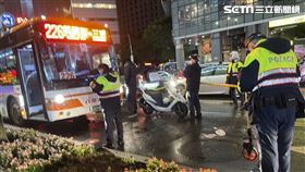▲台北市信義區晚間7點多發生一起公車撞行人車禍，一輛直行公車與行人發生擦撞，行人被撞倒地，警消到場時已沒有呼吸心跳。（圖／翻攝畫面）
