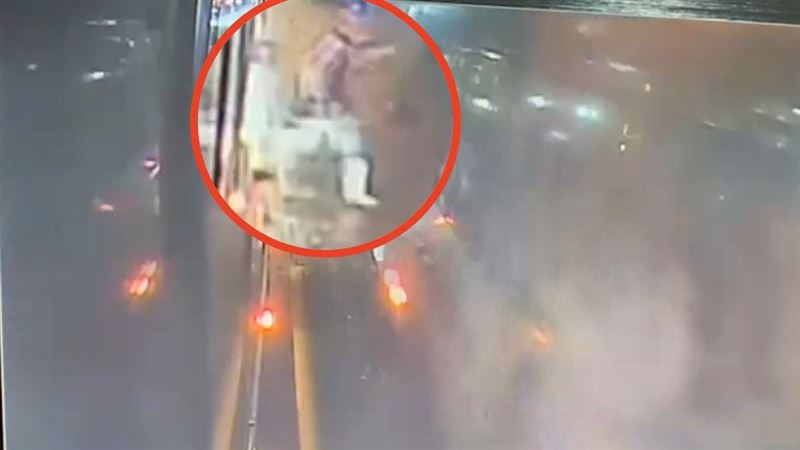 男路邊「跳出」遭公車撞死　驚悚瞬間曝光