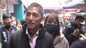 吳怡農與妻子顏采薇赴晴光市場拜票