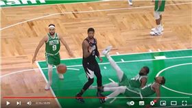 ▲第四節喬治帶球切入禁區，綠衫軍2人在前方防守，被撞一下後同時倒地。（圖／翻攝自Daily NBA Highlights YT）