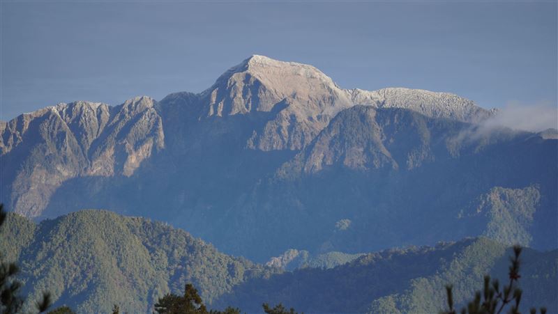 天冷急凍！遠眺雪山「白頭」美景遊客驚喜
