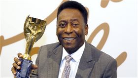 ▲「球王」比利（Pele）享壽82歲，憑藉其高超技巧和迷人笑容寫下足壇傳奇。（圖／美聯社／達志影像）