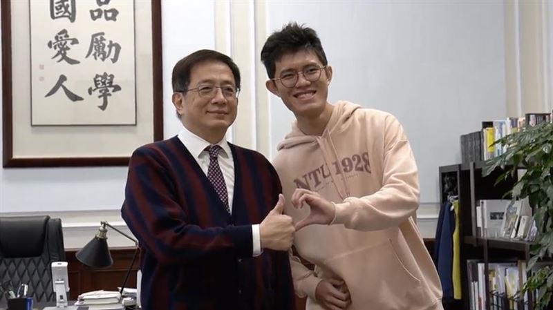 管中閔快卸任！500位台大學生排隊搶拍照