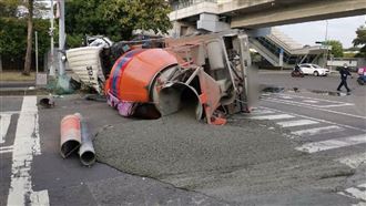 影／高雄混凝土車煞車失靈　右轉瞬間翻覆