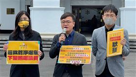 時力花蓮議員落選頭陳慶元遞交民事訴訟參加狀時代力量黨籍花蓮縣第3選區縣議員落選頭陳慶元（中）30日由時力秘書長白卿芬（左）、律師紀岳良（右）等陪同，向花蓮地方法院遞交民事訴訟參加狀，盼參與同選區議員當選無效之訴的訴訟。（陳慶元提供）中央社記者張祈傳真  111年12月30日