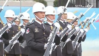 元旦升旗亮點　三軍樂儀隊秀高難度槍法