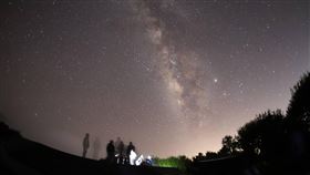 阿里山入秋星空　銀河高懸頭頂嘉義林管處指出，9月時序入秋，阿里山國家森林遊樂區日落之後，銀河高懸在頭頂上，太陽系兩大行星木星和土星，則是在最佳觀看的角度。（嘉義林管處提供）中央社記者蔡智明傳真　109年8月25日
