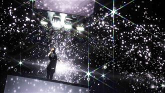 工作人員字幕大出包　阿信傻眼：怎麼唱？