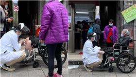 輪椅阿公進不去診所　超暖醫師蹲下這樣做（圖／翻攝自爆廢公社）