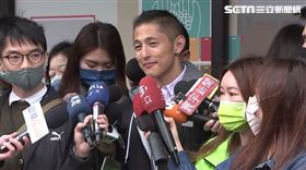 吳怡農赴濱江市場外攤掃街拜票