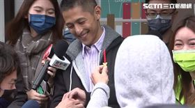 吳怡農赴濱江市場外攤掃街拜票