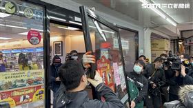 萊爾富拆門,記者劉沛妘攝影