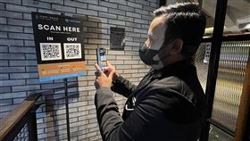 雅加達民眾掃描防疫QR Code印尼疫情逐漸平緩，當局宣布立即取消所有公共活動限制措施，圖為民眾掃描QR Code記錄足跡。中央社記者李宗憲雅加達攝  111年12月30日