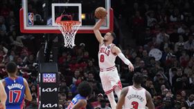 ▲拉文（Zach LaVine）和隊友合力演出「空中接力」。（圖／路透社／達志影像）