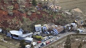 日本山形縣鶴岡市民宅後山發生山壁崩塌，壓毀附近建築物。（圖／美聯社／達志影像）