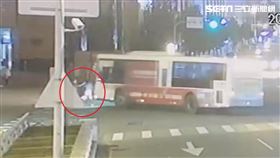 台中公車左轉撞斑馬線上的一家三口，造成2死1傷。（圖／民眾提供）