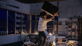 盧廣仲演上班族摔電腦。（圖／華映提供）