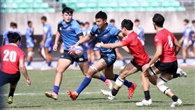 首屆橄欖球企業聯賽  台北元坤挺進冠軍戰首屆台灣橄欖球企業聯賽31日在高雄世運主場館進行4強準決賽，以台北市立大學為班底的台北元坤隊成功挺進冠軍戰，陣中前鋒林威名（前右3）單場2次達陣，是球隊勝利頭號功臣。（台北元坤提供）中央社記者龍柏安傳真  111年12月31日