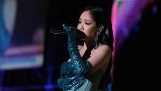 陳芳語跨年唱一半脫了　低胸迷你裙辣翻天