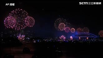 迎2023！雪梨煙火秀　夜空「彩虹」超震撼