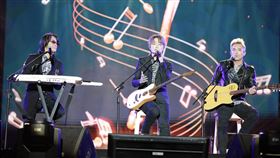 陳建寧（左起）、阿沁和范逸臣合體開唱。（圖／台南市政府提供）