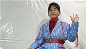 主持人黃子佼穿20公分戰鞋迎魔獸。（圖／翻攝黃子佼臉書）