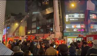 西門町大樓跨年失火　民眾圍觀阻礙消防車