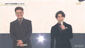 日本紅白 小栗旬、松本潤。（圖／翻攝自NHK MUSIC YOUTUBE） 
