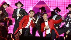 國民姊夫AKIRA（右）攜放浪兄弟隊友SHOKICHI（左）登台演出。（圖／台南市政府提供）