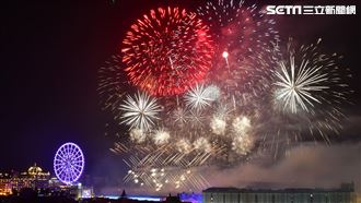 義大「108公尺巨大煙火」5萬人迎接2023