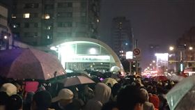 ▲2023跨年北市府散場人潮。（圖／記者黃仲丘攝影）