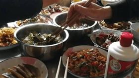 小伙吃壽宴…隨禮3千喝光「整瓶30年茅台」（圖／翻攝自微博）