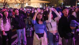 共賞台北101煙火迎新年（2）台北101跨年煙火秀已成不少民眾迎接新年到來必看重頭戲，台北市信義區街頭1日凌晨滿是爭睹煙火施放的人潮，眾人一同在美麗煙花綻放中迎來2023年。中央社記者王騰毅攝　112年1月1日