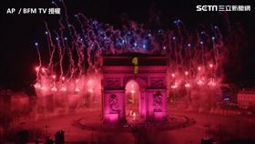 巴黎50萬人湧入香榭大道　凱旋門跨年秀萬頭攢動（圖／AP BFM TV授權）
