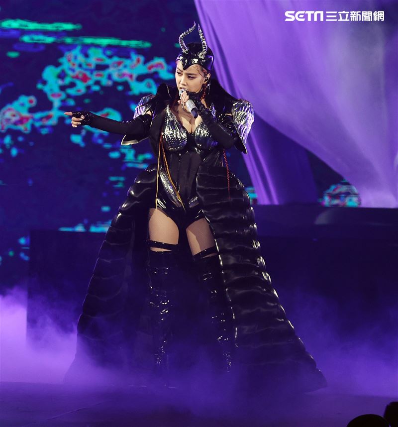 天后蔡依林跨年夜攻蛋開唱，陪粉絲一起跨年，身穿火辣表演服唱出一首首經典歌曲讓在場粉絲嗨翻。（記者邱榮吉/攝影）
