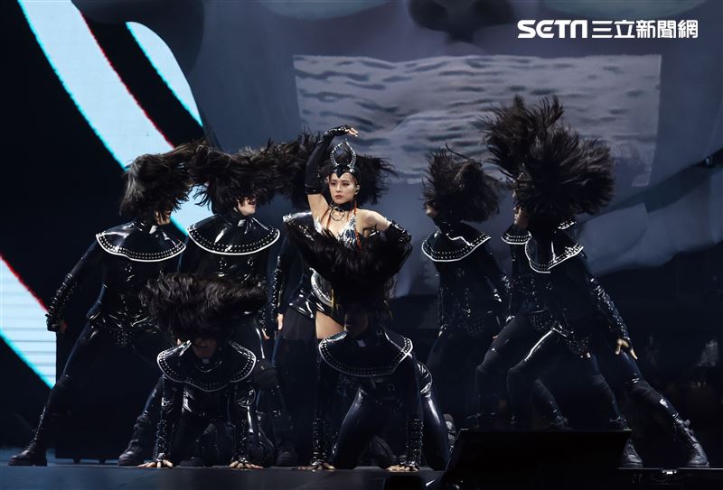 天后蔡依林跨年夜攻蛋開唱，陪粉絲一起跨年，身穿火辣表演服唱出一首首經典歌曲讓在場粉絲嗨翻。（記者邱榮吉/攝影）