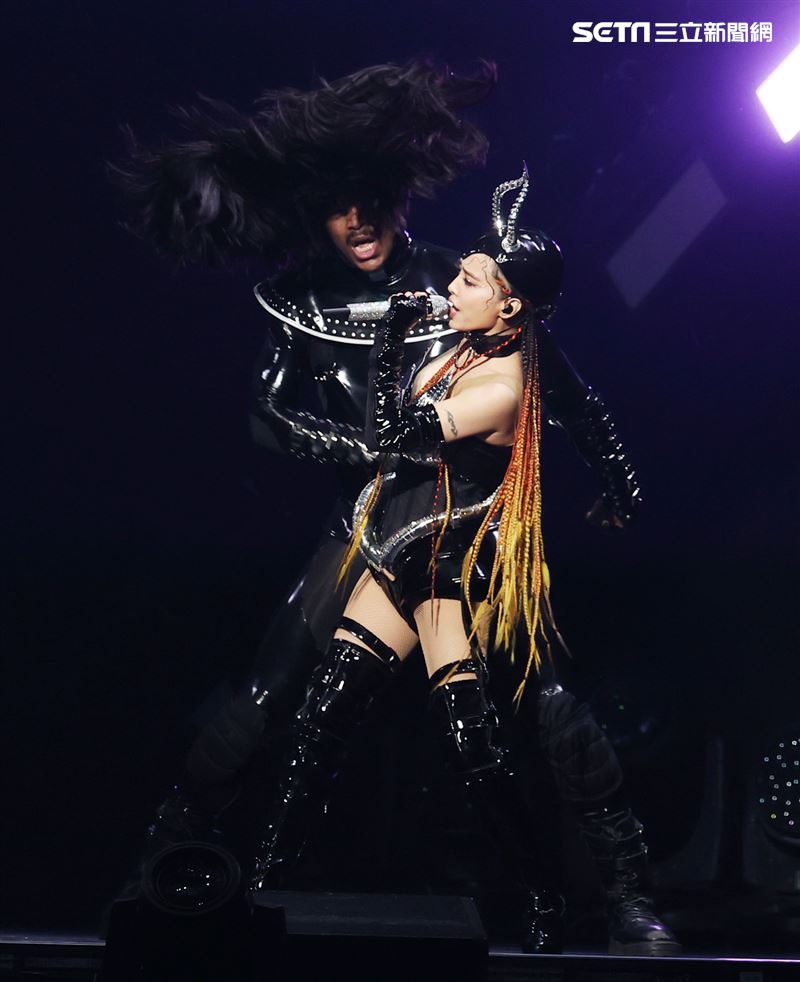 天后蔡依林跨年夜攻蛋開唱，陪粉絲一起跨年，身穿火辣表演服唱出一首首經典歌曲讓在場粉絲嗨翻。（記者邱榮吉/攝影）