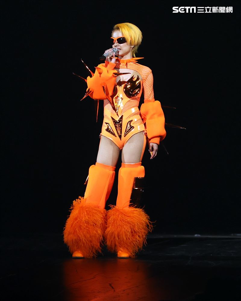 蔡依林跨年夜身穿橘色火辣性感戰服小巨蛋開唱。（記者邱榮吉/攝影）