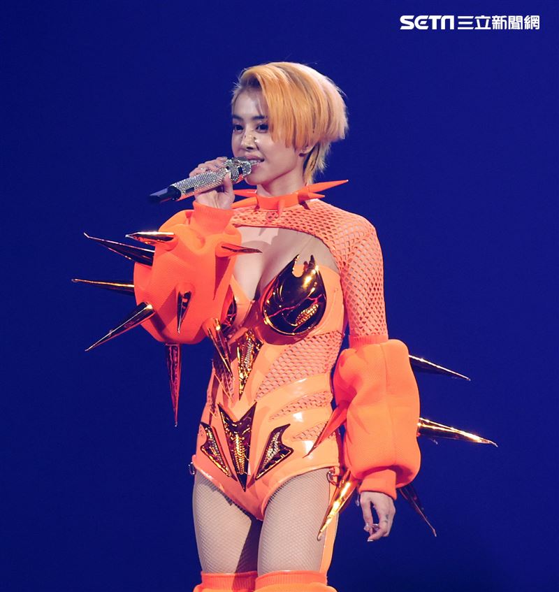 蔡依林跨年夜身穿橘色火辣性感戰服小巨蛋開唱。（記者邱榮吉/攝影）