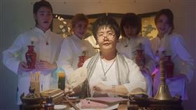 算命阿姨cue「寶島4仙女」出場。（圖／翻攝自這群人YouTube）