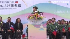 陳其邁元旦升旗口誤叫錯議長趕緊致歉，惹得坐在後方的現任議長康裕成哈哈大笑。