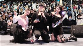 3人主持在後台也是趣味橫生。（圖／奧爾娛樂提供）