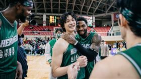 射手李啓瑋投進9顆三分球、進帳全場最高33分，兩項數據皆繳生涯新高，也成為贏球的大功臣。（圖／台啤英熊提供）