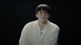 GD新年拍問候影片驚喜粉絲。（圖／翻攝自GD YouTube）